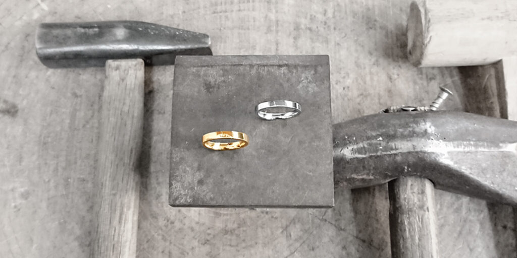 鍛造の結婚指輪を作る様々なハンマー
