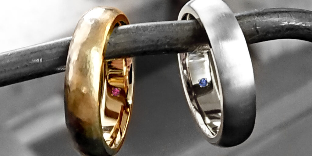 鍛造の結婚指輪と誕生石 シークレットストーン