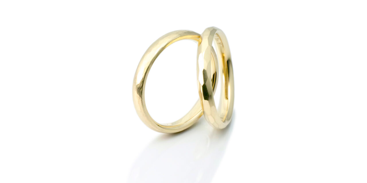 別々のハンマーテクスチャー 鍛造の結婚指輪