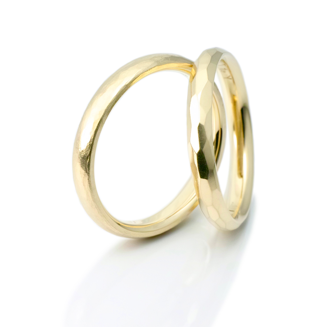 別々のハンマーテクスチャー 鍛造の結婚指輪