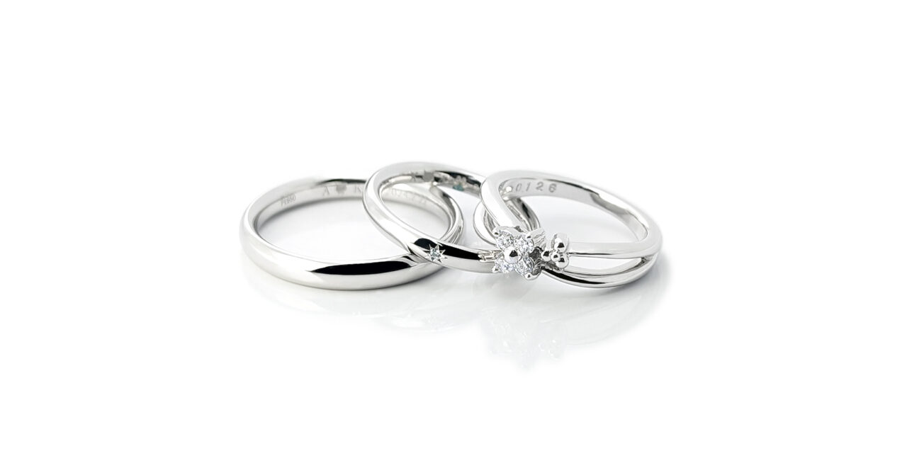 猫の結婚指輪とお花の婚約指輪