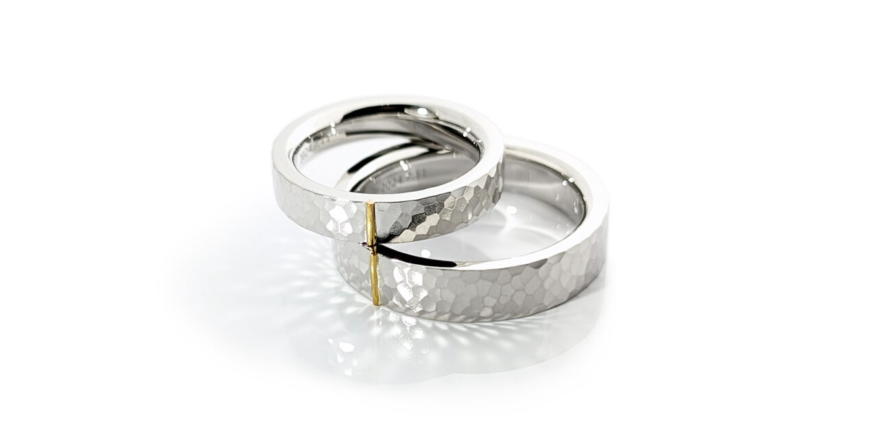 輝きが咲き誇る槌目模様｜鍛造の結婚指輪