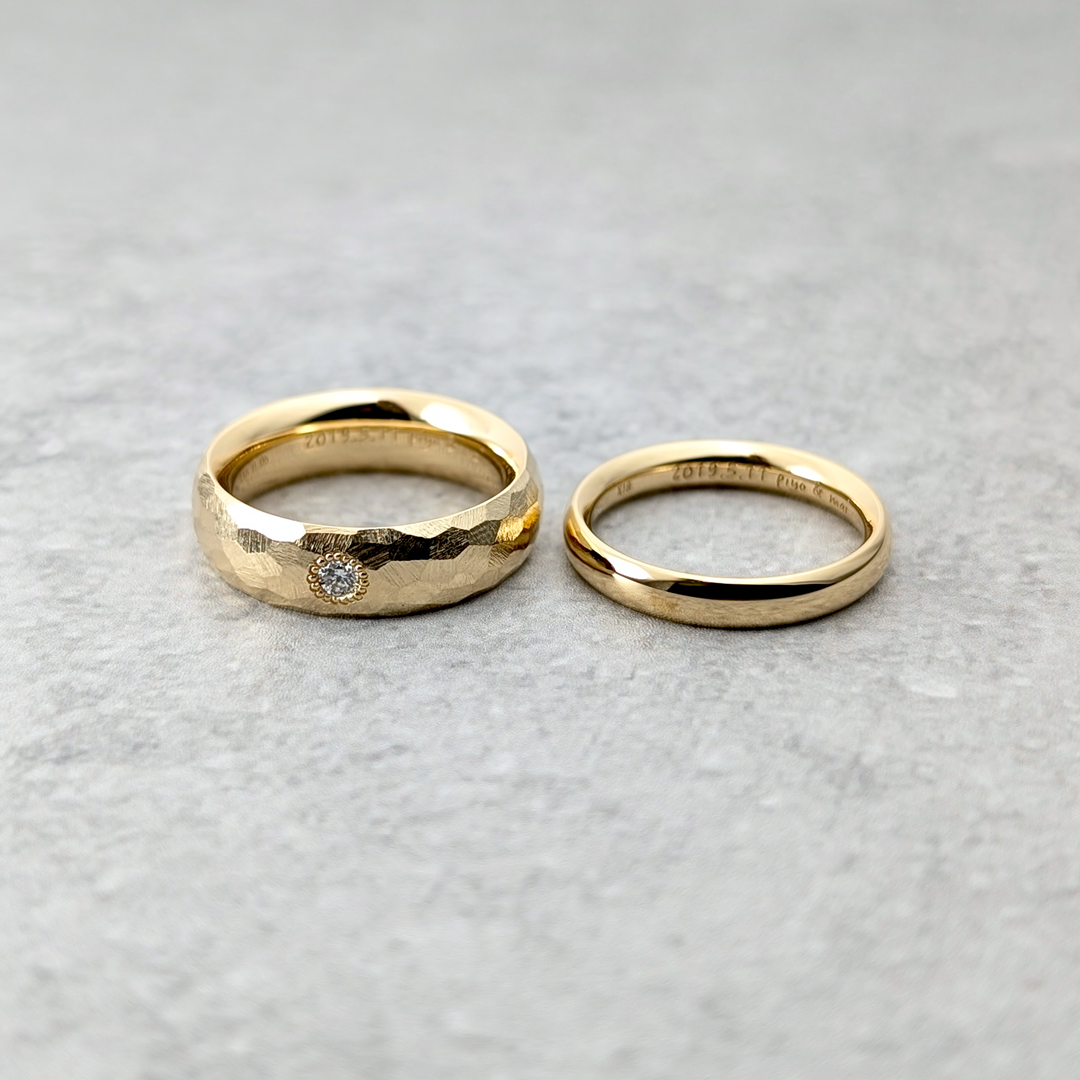 イエローゴールドのペアにミル留め｜鍛造の結婚指輪