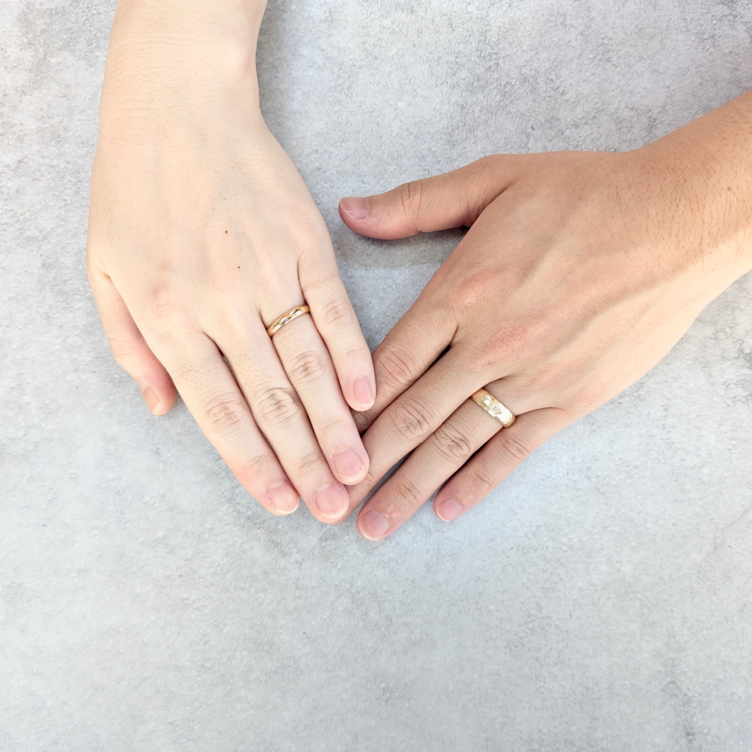 イエローゴールドのペアにミル留め｜鍛造の結婚指輪